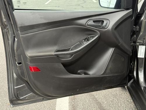 2015 Ford Focus — photo 22