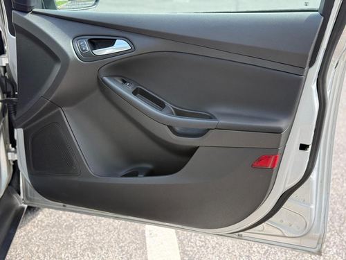 2017 Ford Focus — photo 33