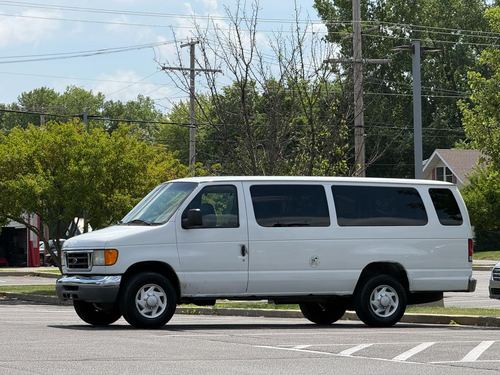 2007 Ford E350 — photo 36
