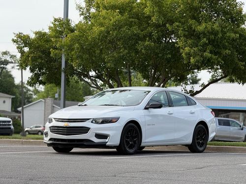 2018 Chevrolet Malibu — photo 2