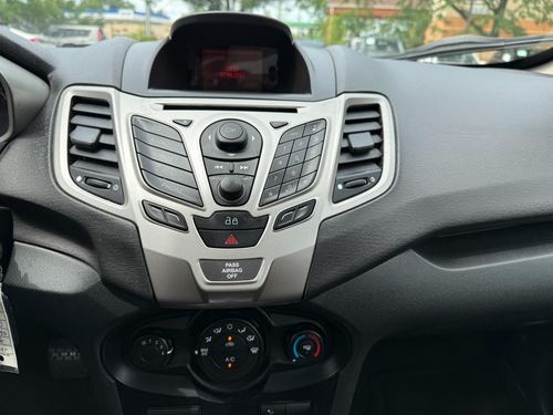 2013 Ford Fiesta — photo 10