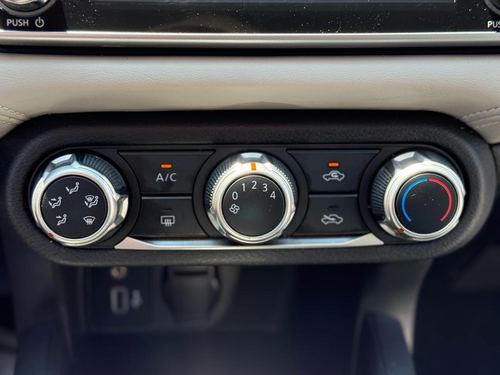 2020 Nissan Versa — photo 27