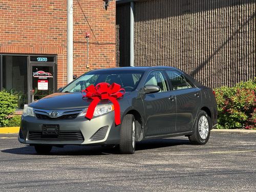2014 Toyota Camry — photo 2