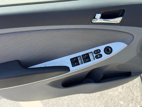 2014 Hyundai Accent — photo 9