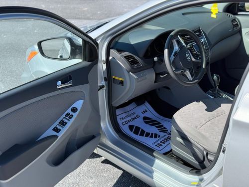 2014 Hyundai Accent — photo 15