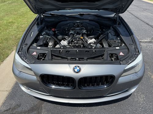 2012 BMW 550i — photo 2
