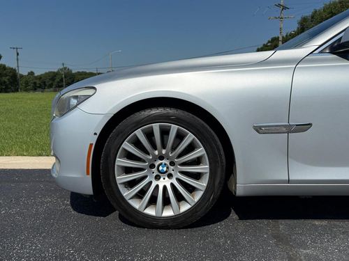 2012 BMW 750 — photo 7