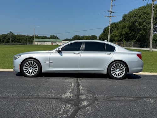 2012 BMW 750 — photo 11