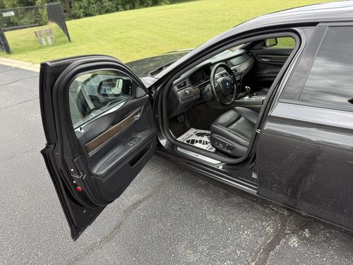 2015 BMW 750 — photo 27