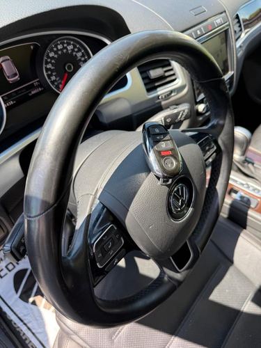 2016 Volkswagen Touareg — photo 24