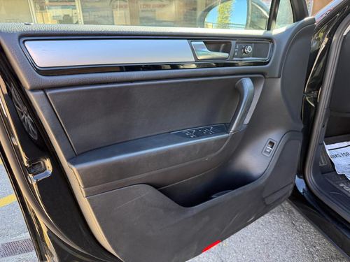 2011 VW Touareg — photo 17