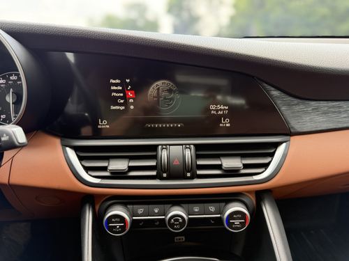 2018 Alfa Romeo Guilia — photo 21