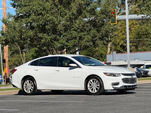 2017 Chevrolet Malibu 1LT — photo 2
