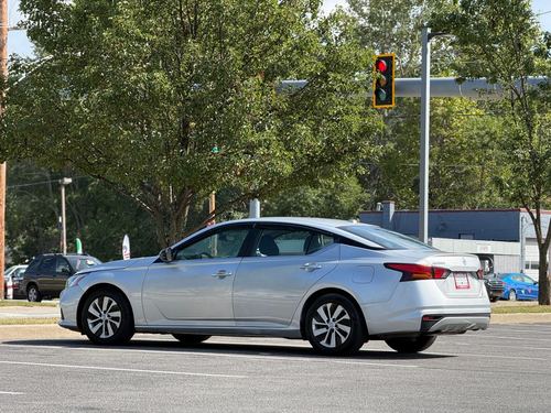 2020 Nissan Altima SR FWD — photo 11