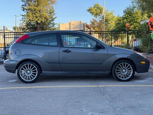 2002 Ford Focus — photo 12
