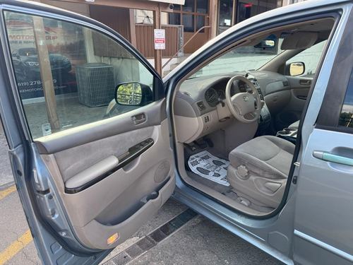 2004 Toyota Sienna LE — photo 16