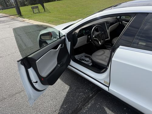 2014 Tesla S85 — photo 16