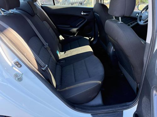 2016 Kia Forte — photo 25