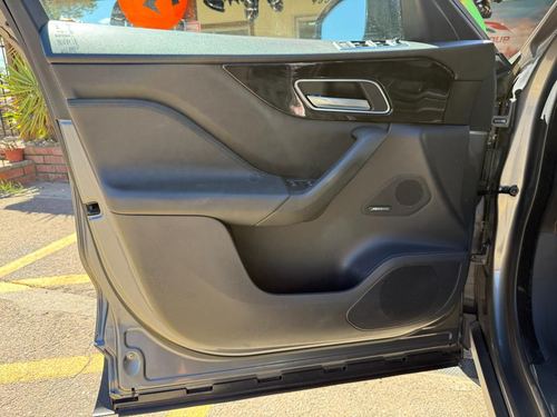 2018 Jaguar F-Pace 25t Premium — photo 29