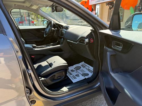 2018 Jaguar F-Pace 25t Premium — photo 18