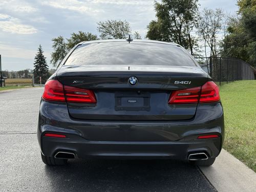2018 BMW 540 xDrive — photo 11