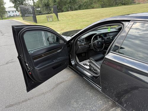 2014 BMW 750 i xDrive — photo 31