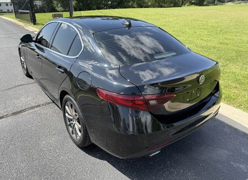 2017 Alfa Romeo Giulia Base — photo 13