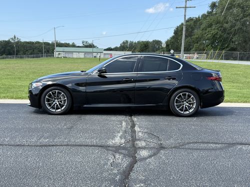 2017 Alfa Romeo Giulia Base — photo 15