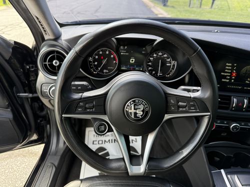 2017 Alfa Romeo Giulia Base — photo 24
