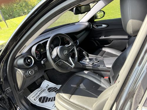 2017 Alfa Romeo Giulia Base — photo 27