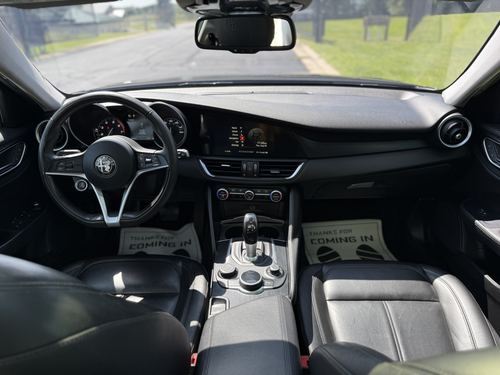 2017 Alfa Romeo Giulia Base — photo 33